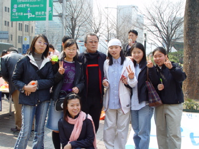 서명을 한 학생들과 영화배우 명계남씨. 